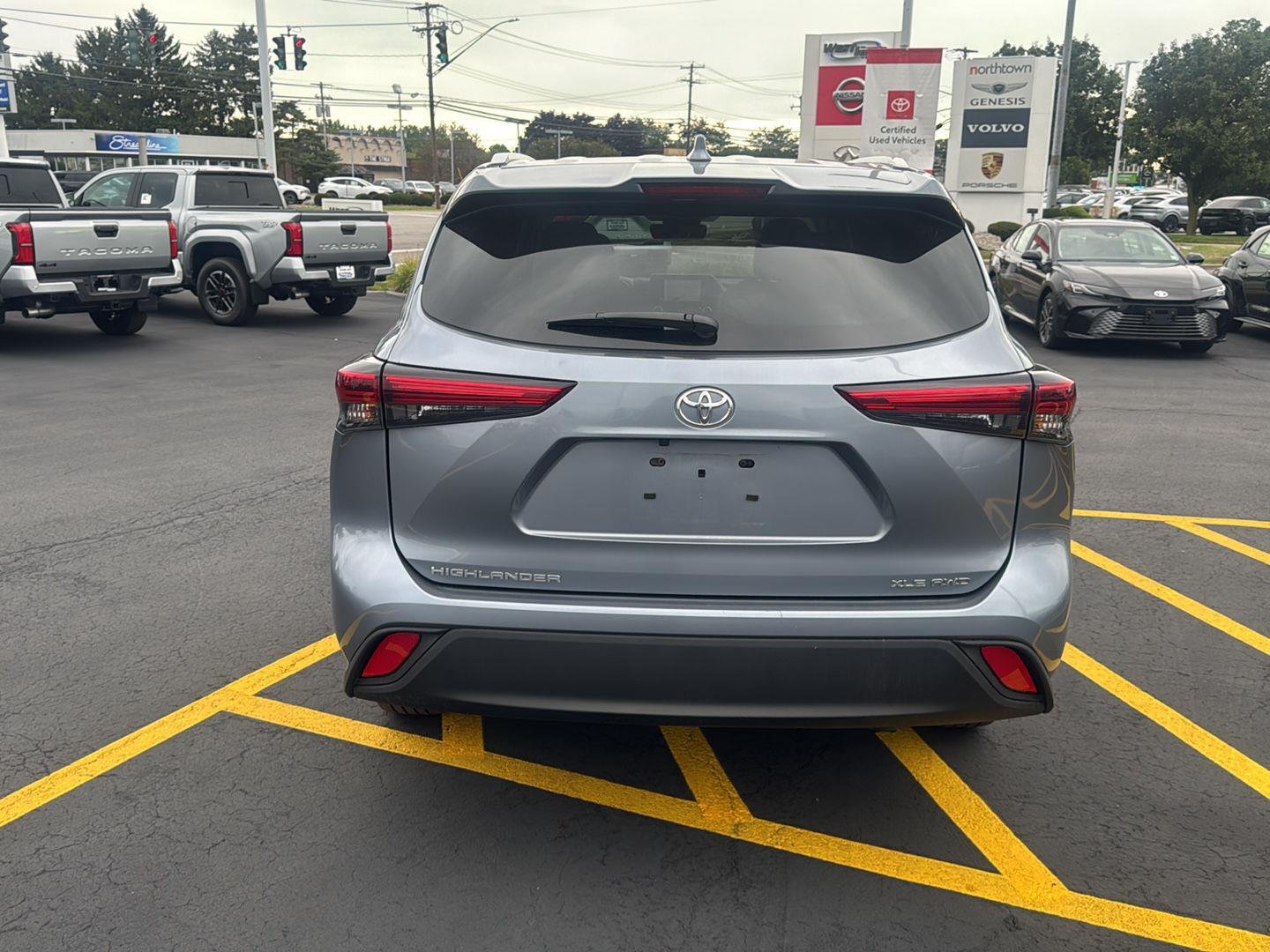 Used 2023 Moon Dust Toyota XLE image 5