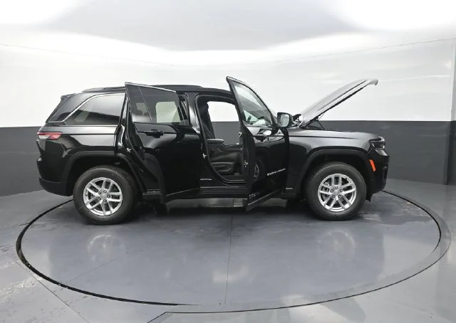 New 2026 Diamond Black Crystal Pearl-Coat Exterior Paint Jeep Laredo X image 37