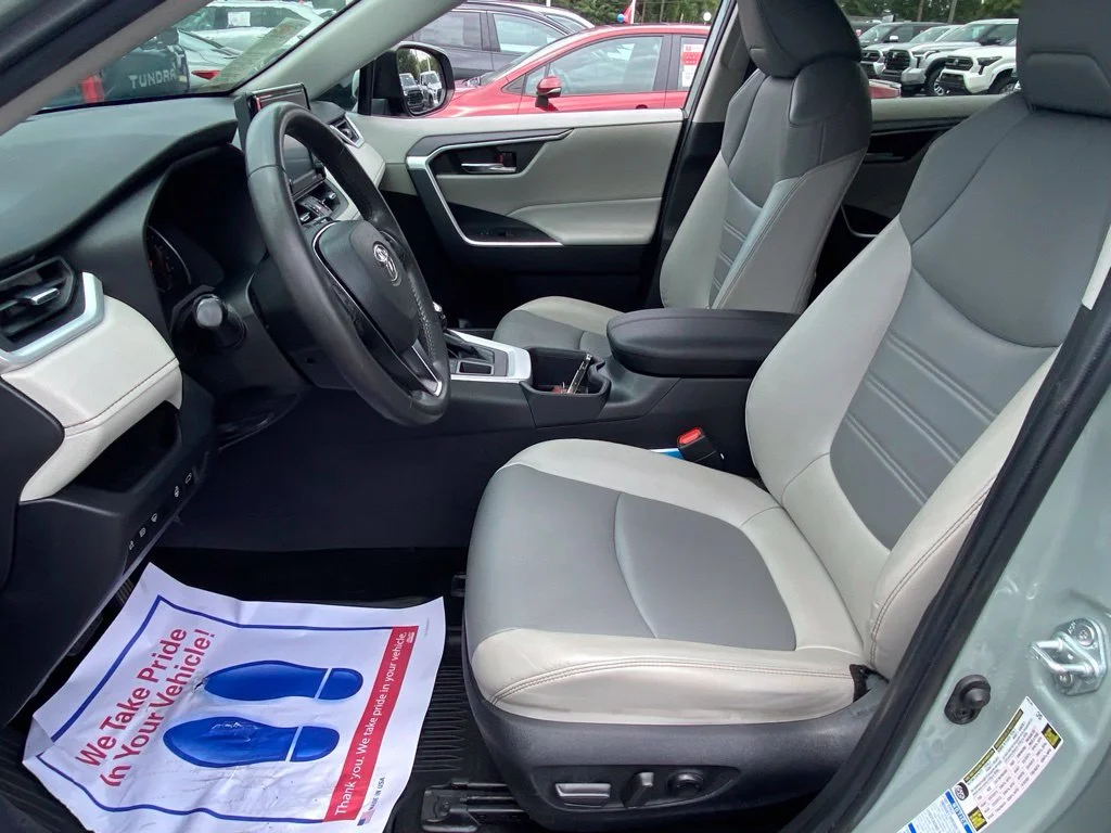 Used 2022  Toyota XLE Premium image 6