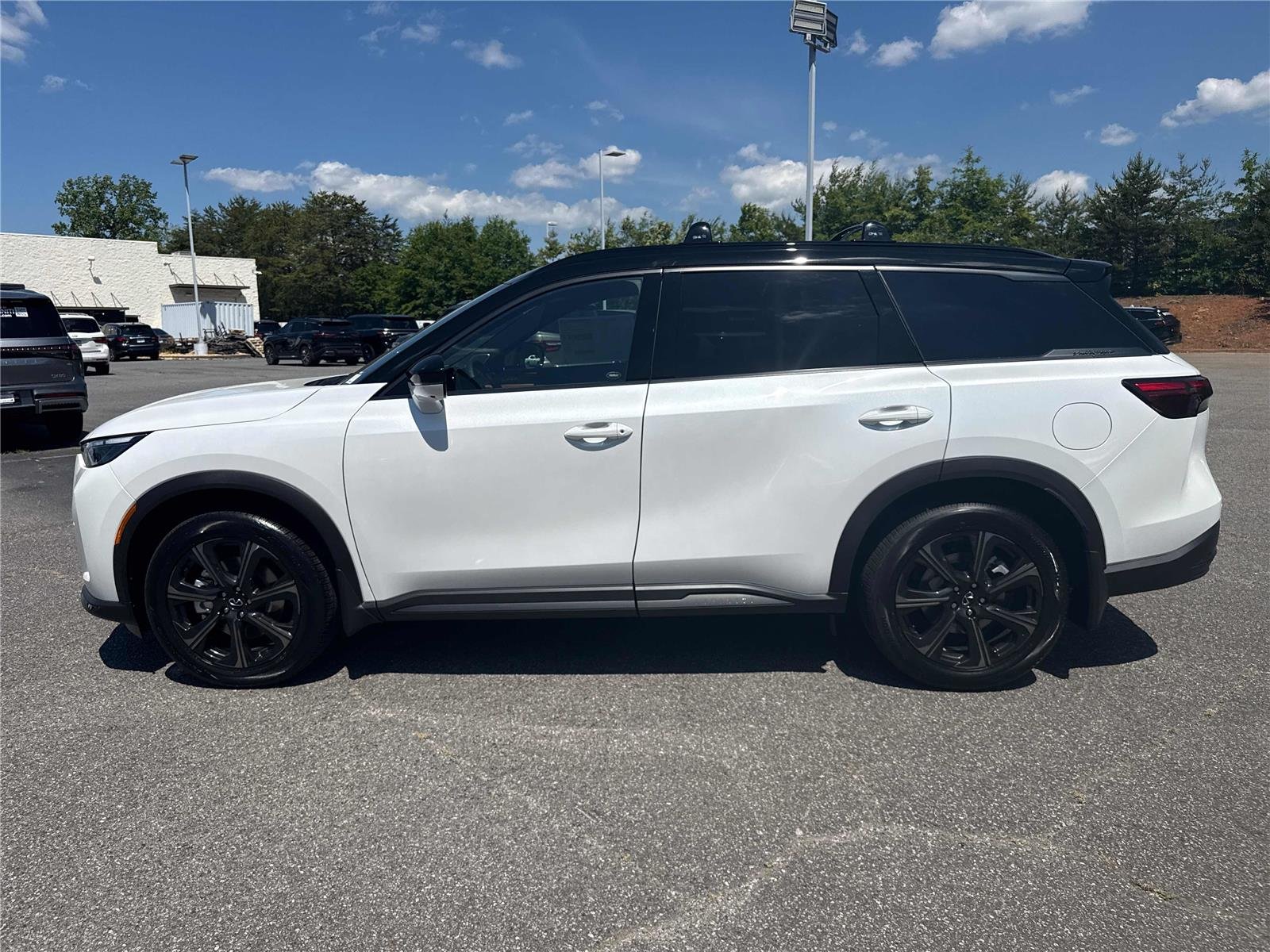 New 2027 2T RAD WHT INFINITI Autograph AWD image 9