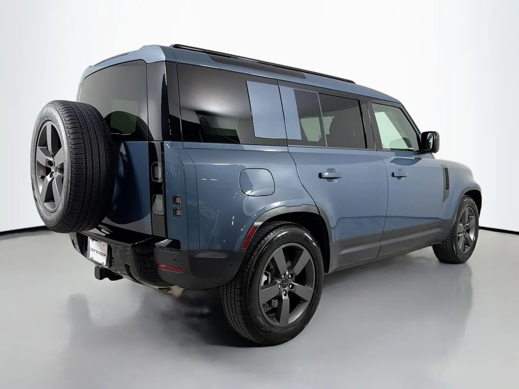 Used 2026 Tasman Blue Metallic Land Rover S image 5