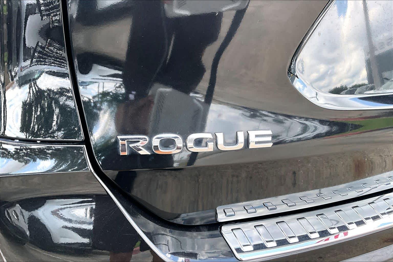 Used 2020 MAGNETIC BLACK Nissan SV image 29