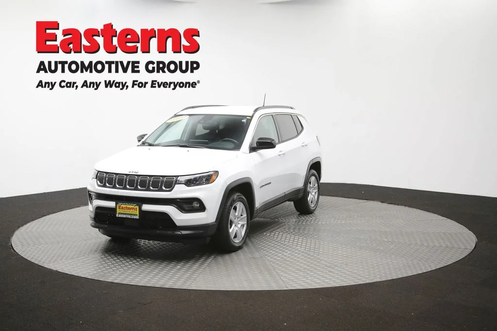Used 2022 White Jeep Latitude image 54