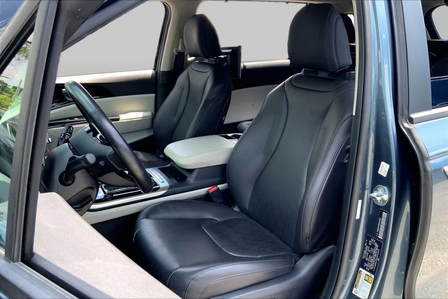 Pre-Owned 2024 Kia Carnival EX