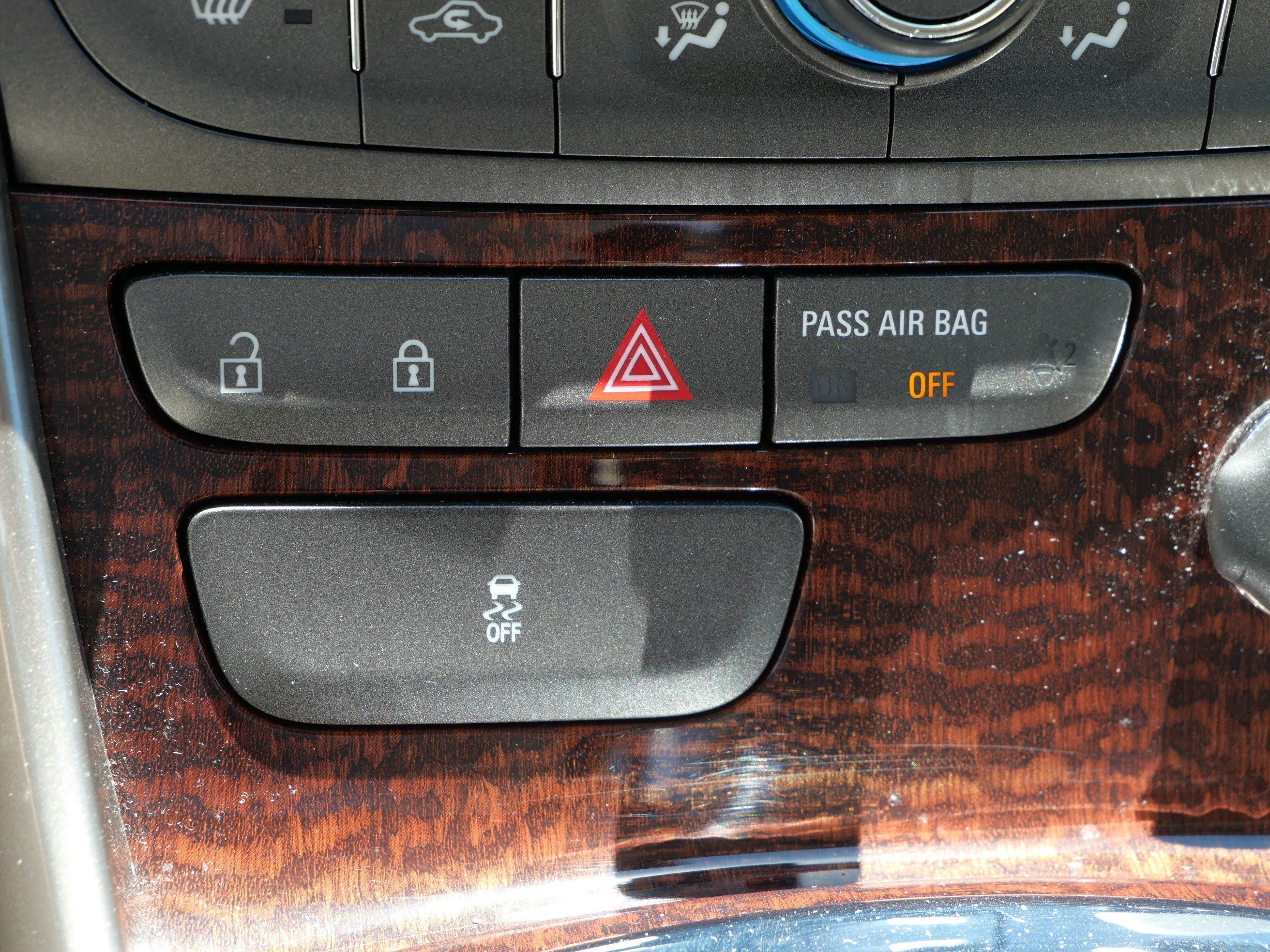 Used 2013 White Diamond Tricoat Chevrolet ECO image 30