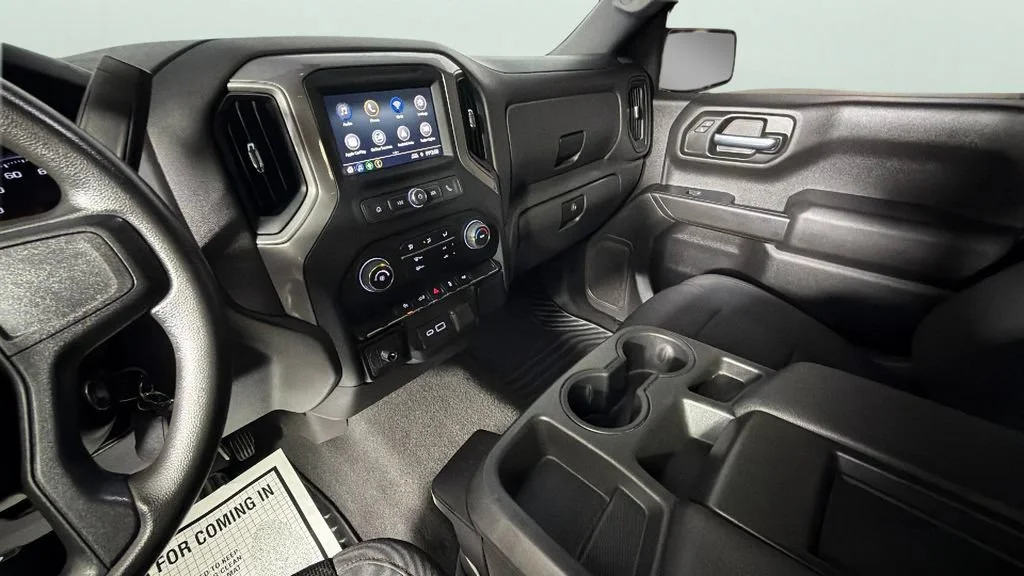 Used 2022 Silver Ice Metallic Chevrolet Custom image 19
