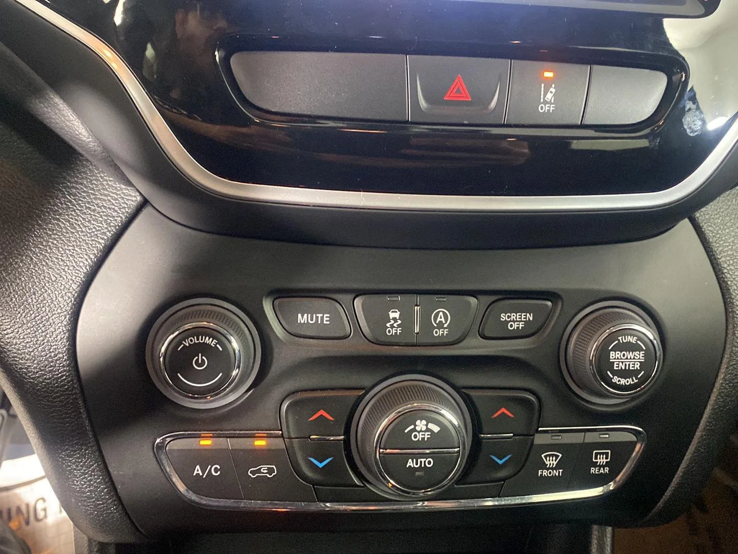 Used 2022 Diamond Black Crystal Pearlcoat Jeep Limited image 13
