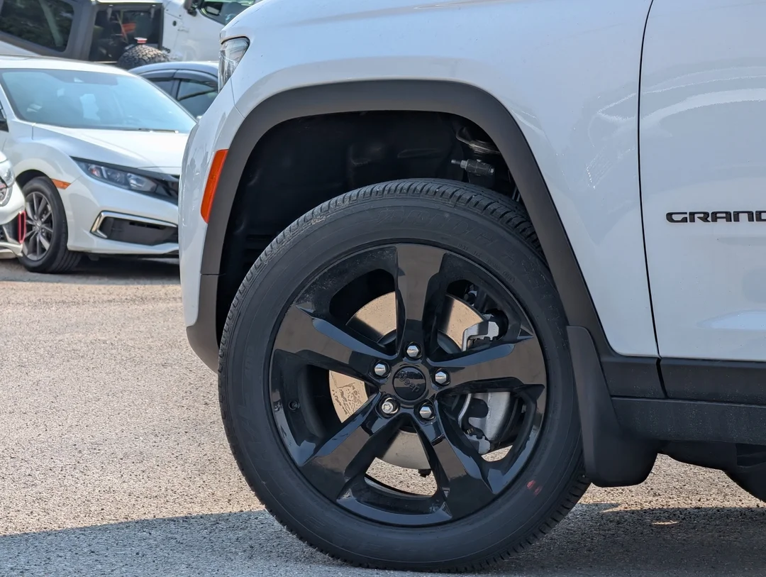 New 2026 White Jeep Altitude - - 4X4 - Power Sunroof - Trailer Tow Pkg - 20 Black Wheels - Remote Start & More! image 9