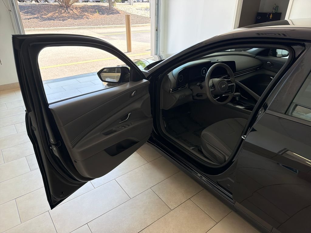 Used 2023 Phantom Black Hyundai SEL image 9