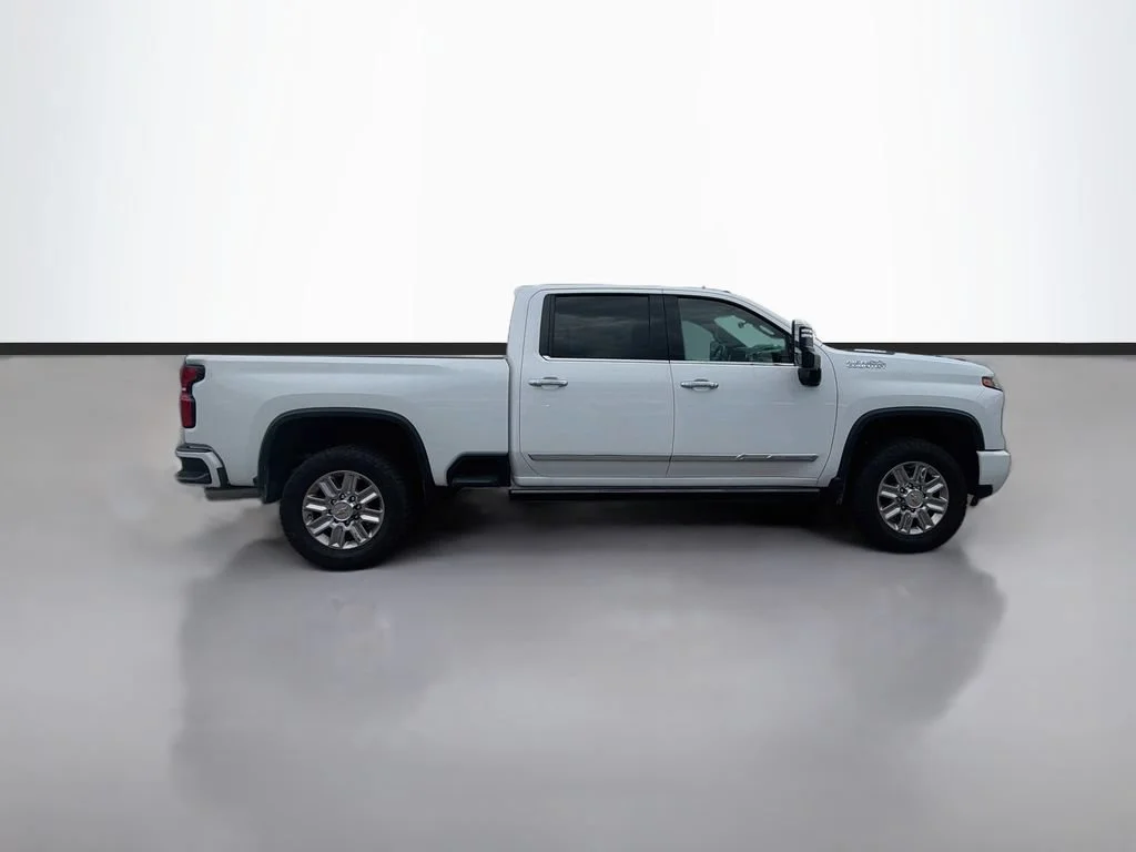 Used 2026 Summit White Chevrolet High Country image 4