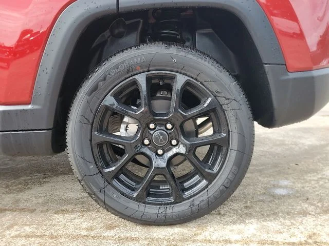New 2026 Red Hot Pearl-Coat Exterior Paint Jeep Latitude image 7