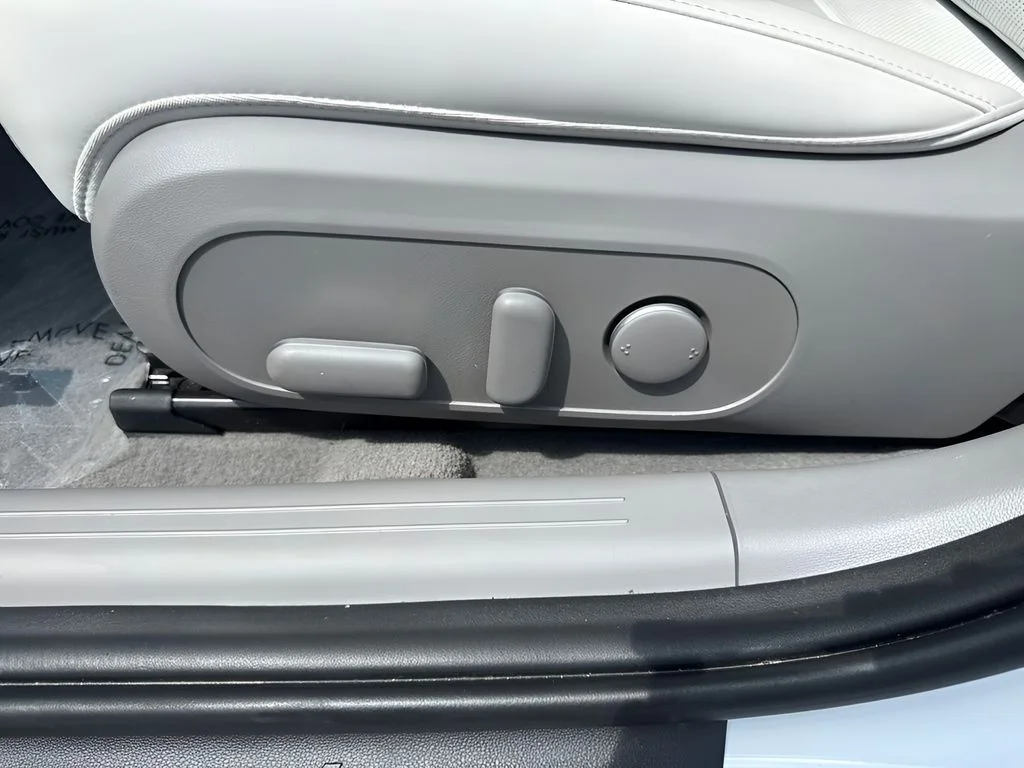 Used 2025 White Hyundai SEL image 10