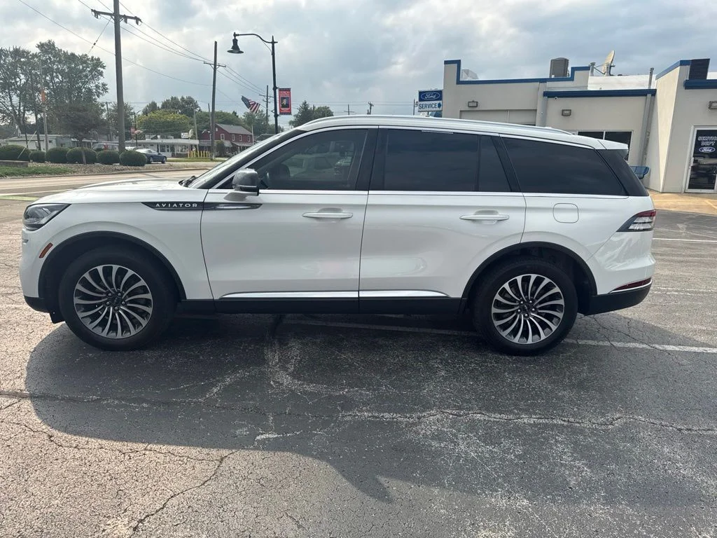 Used 2023 White Metallic Lincoln Standard image 7