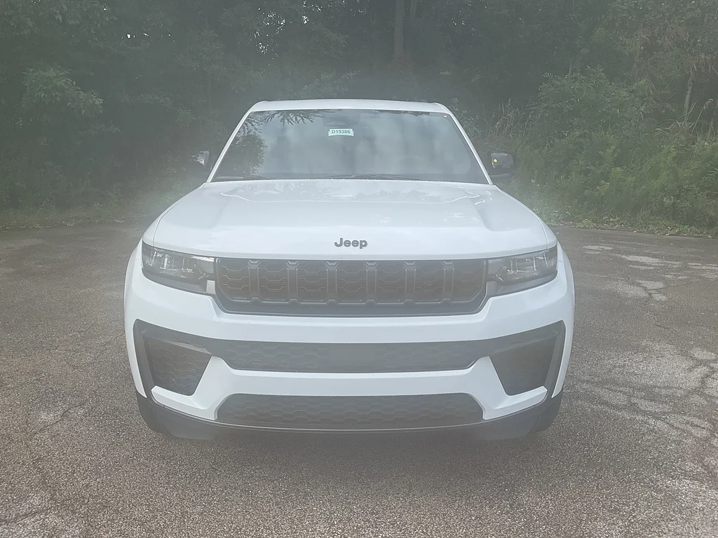 New 2027 Bright White Clear-Coat Paint Jeep Laredo Altitude image 2