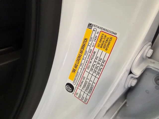 Used 2025 Summit White GMC AT4 image 19