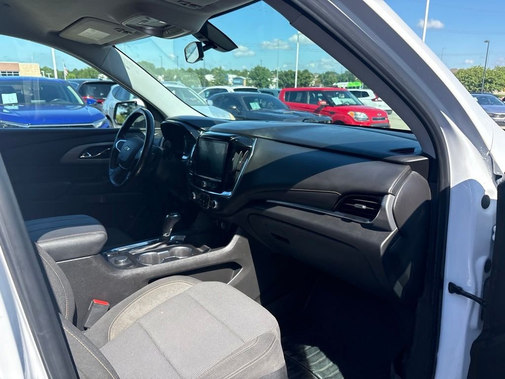 Used 2018 Iridescent Pearl Tricoat Chevrolet LT Cloth w/1LT image 24