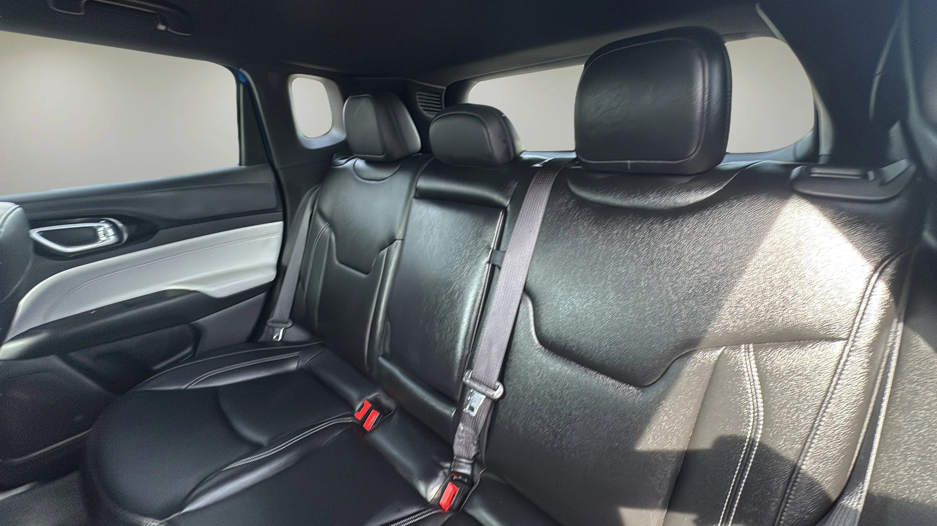 Used 2025 Hydro Blue Pearlcoat Jeep Limited image 14