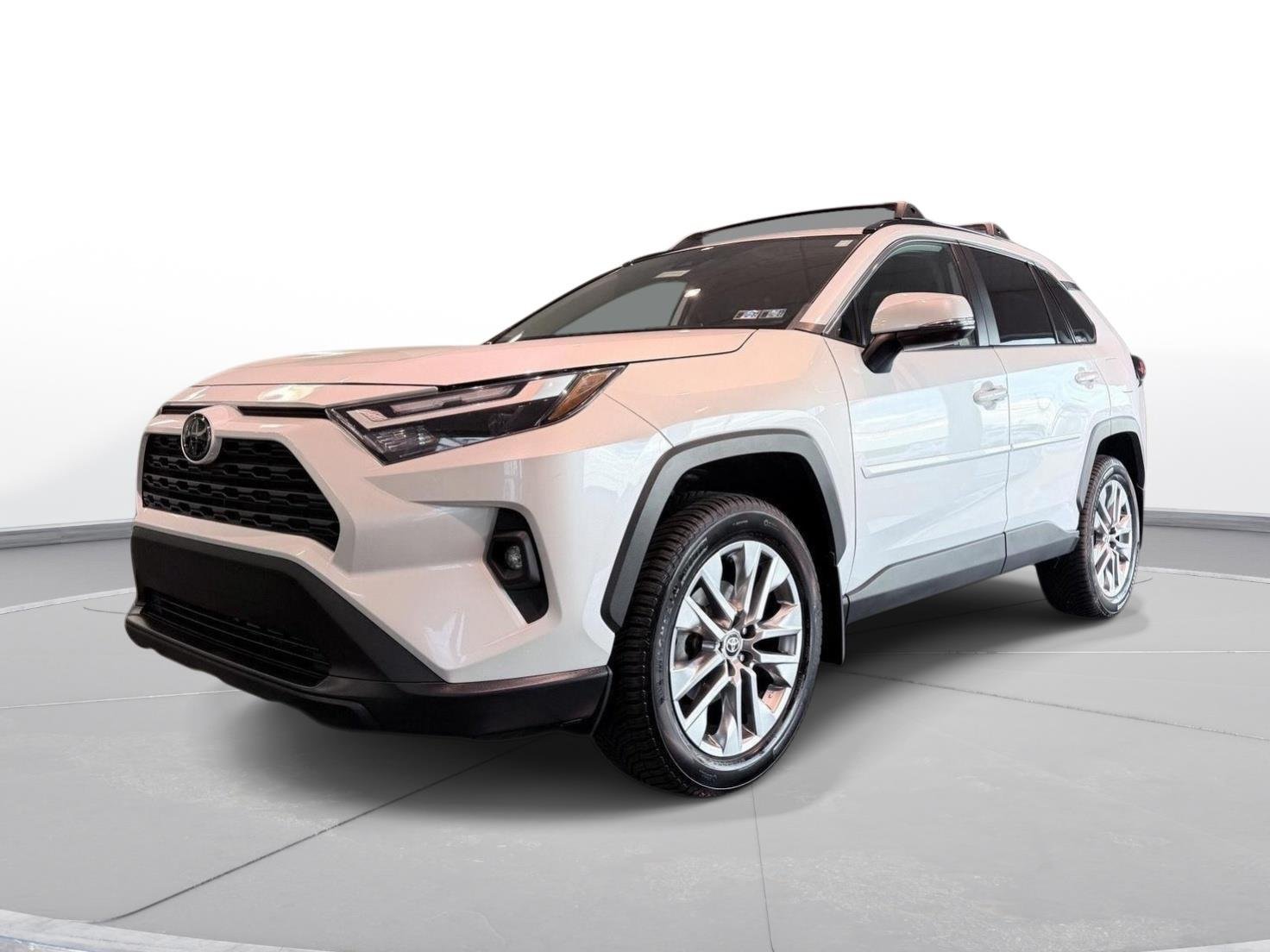 Used 2024 Wind Chill Pearl Toyota XLE Premium image 4