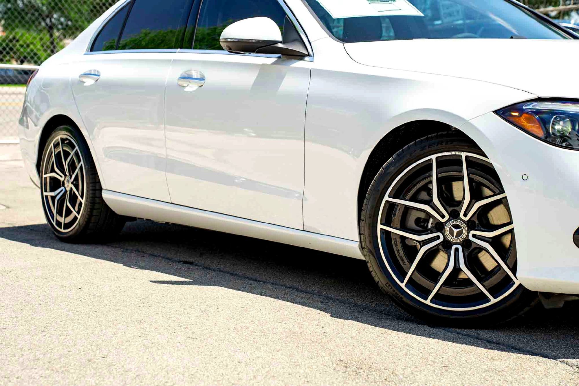New 2026 MANUFAKTUR Moonlight White Metallic Mercedes-Benz C 300 image 2