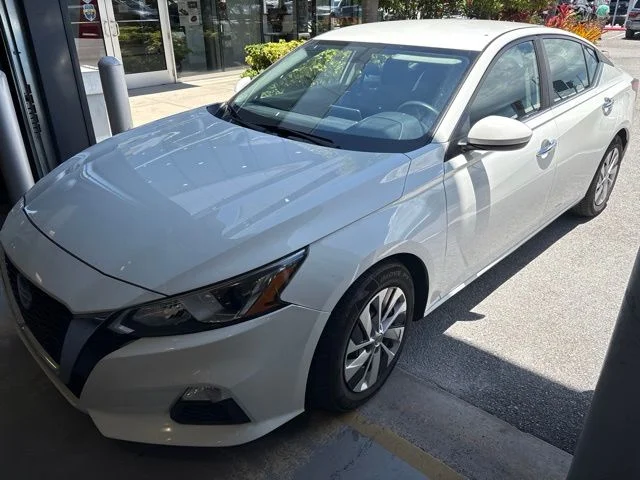 Certified Used 2020 White Nissan 2.5 S image 2