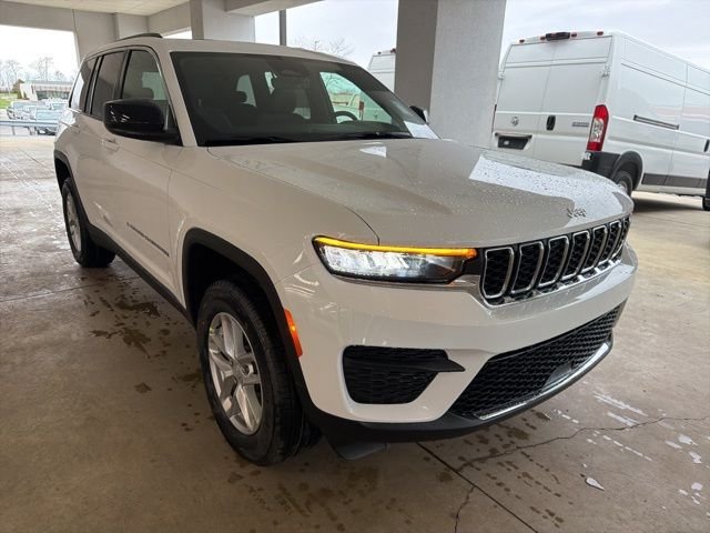 New 2026 Bright White Clear-Coat Exterior Paint Jeep Laredo X image 8