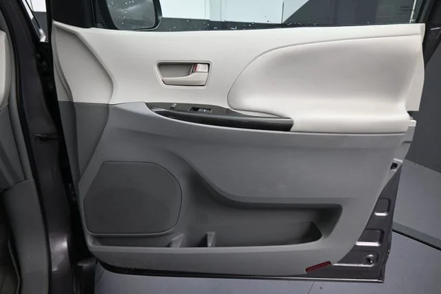 Used 2013 Gray Toyota LE image 21