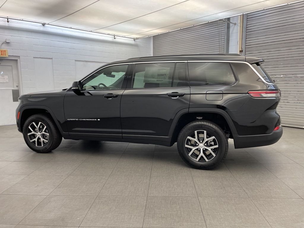 New 2025 Diamond Black Crystal Pearl-Coat Exterior Paint Jeep Limited image 5