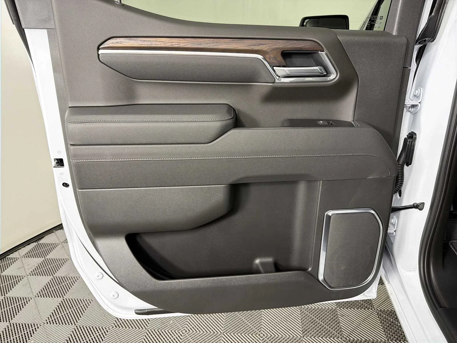 New 2026 Glacier White Tricoat GMC SLT image 19