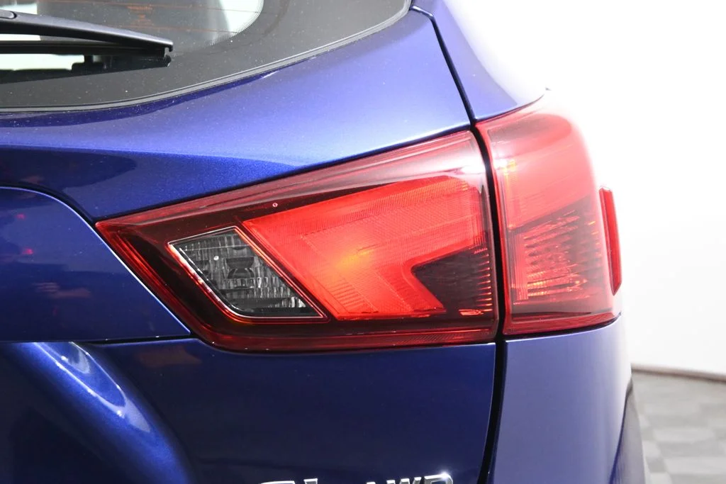 Used 2017 Blue Nissan SL image 13