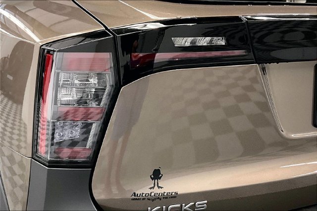 New 2026 Canyon Bronze Nissan SR image 18