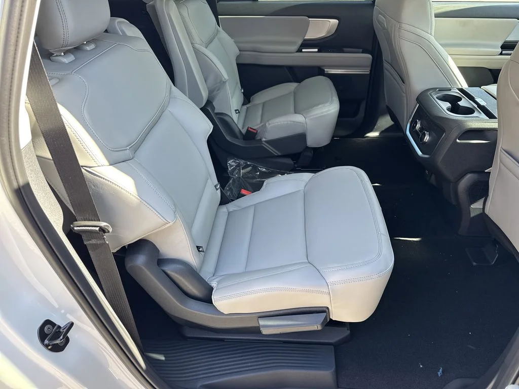New 2026 Star White Metallic Tri-Coat Ford Active image 15