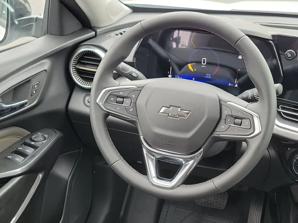 New 2026 Summit White Chevrolet ACTIV image 22