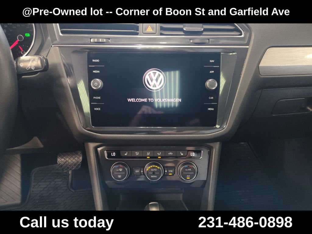 Used 2018  Volkswagen 2.0T SEL image 19