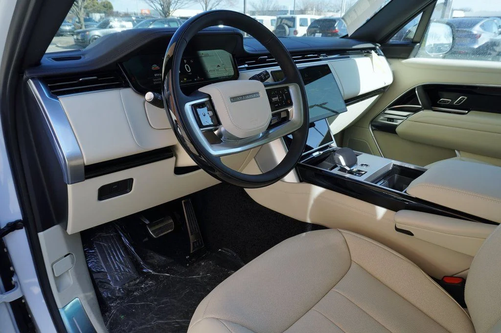 New 2026 Ostuni Pearl White Land Rover SE image 13