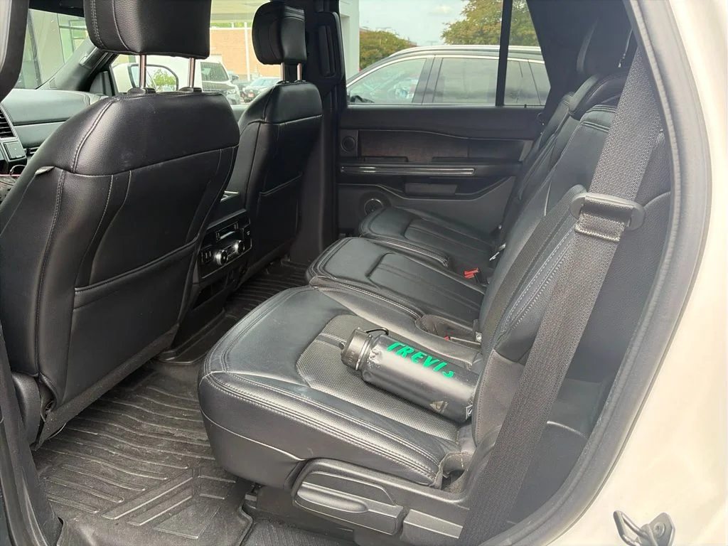 Used 2019  Ford Limited image 9