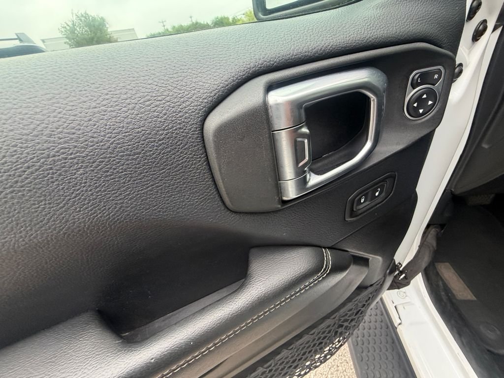 Used 2019 White Jeep Unlimited Sahara image 11