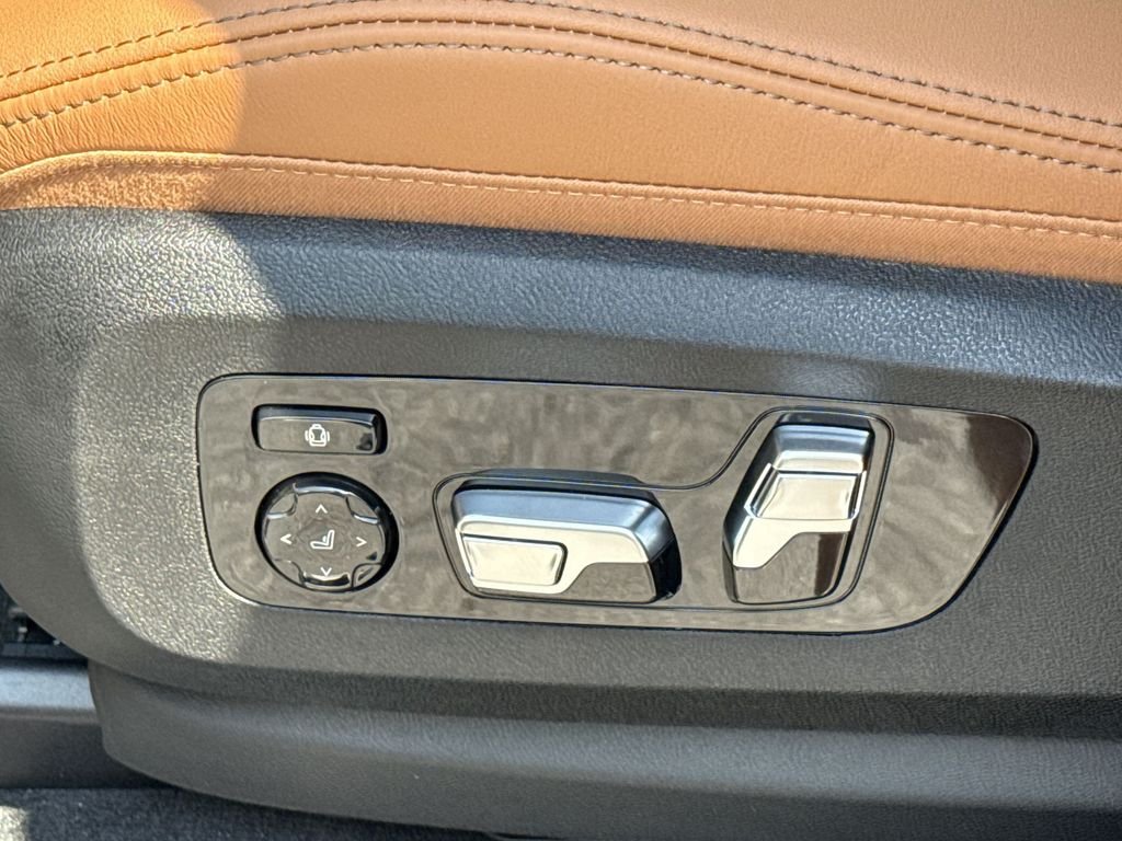 New 2026 White BMW xDrive40i image 12