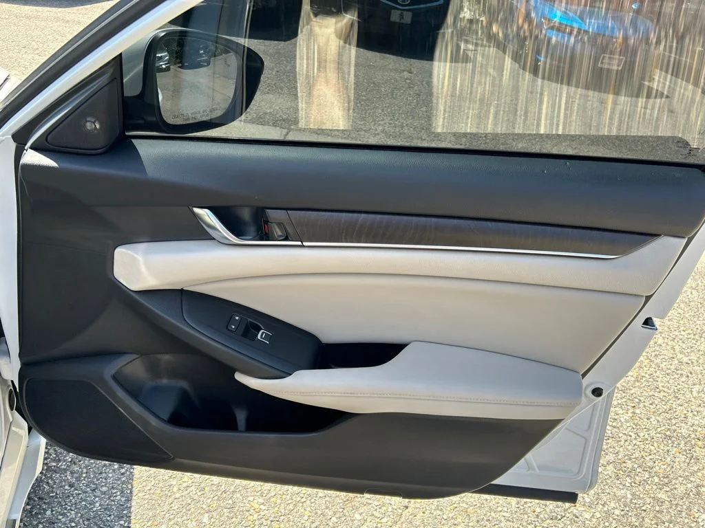 Used 2018 White Honda EX-L image 24