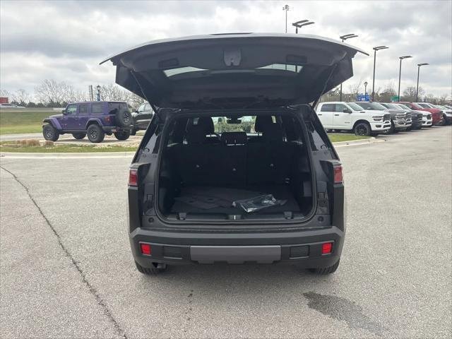 New 2026 Diamond Black Crystal Pearl-Coat Exterior Paint Jeep Laredo image 11