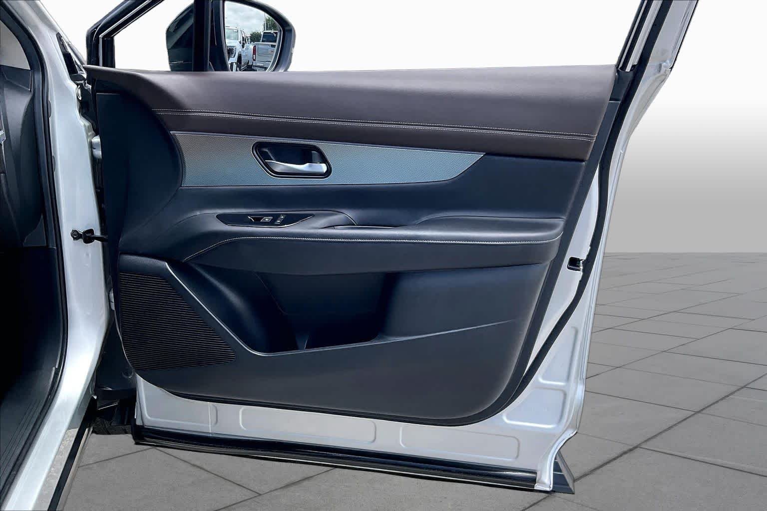 Used 2025 Silver Nissan Platinum image 23