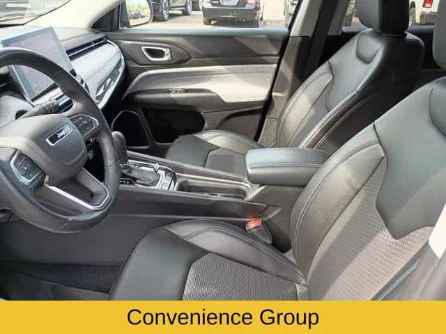Used 2022 Silver Jeep Latitude image 12
