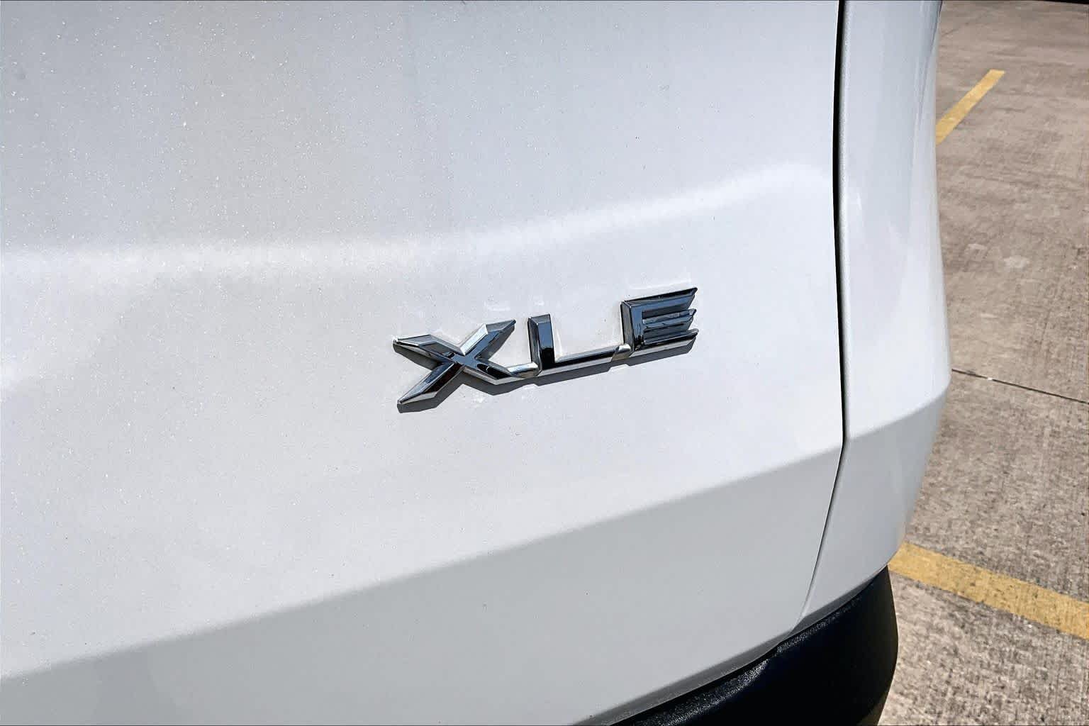 Used 2024 Wind Chill Pearl Toyota Hybrid XLE image 10