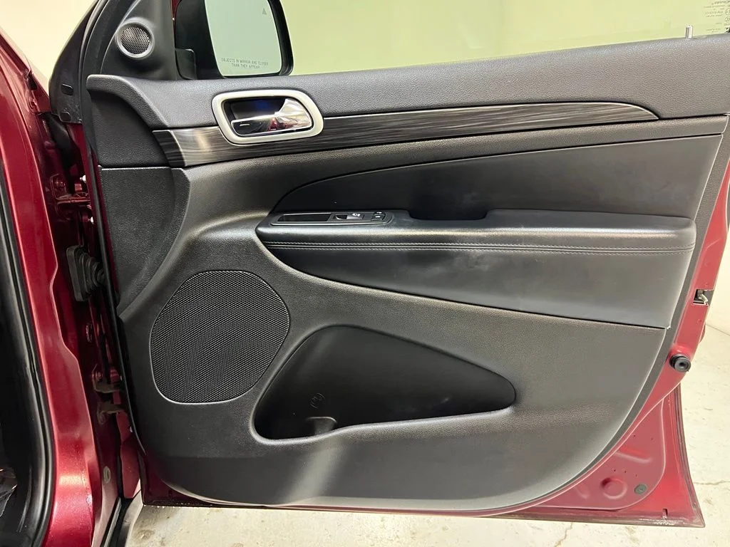 Used 2019 Red Jeep Laredo E image 31