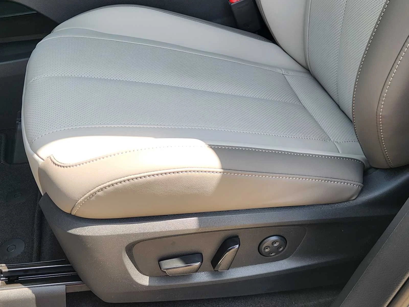 New 2027 HARBOR GRAY INFINITI Luxe FWD image 17