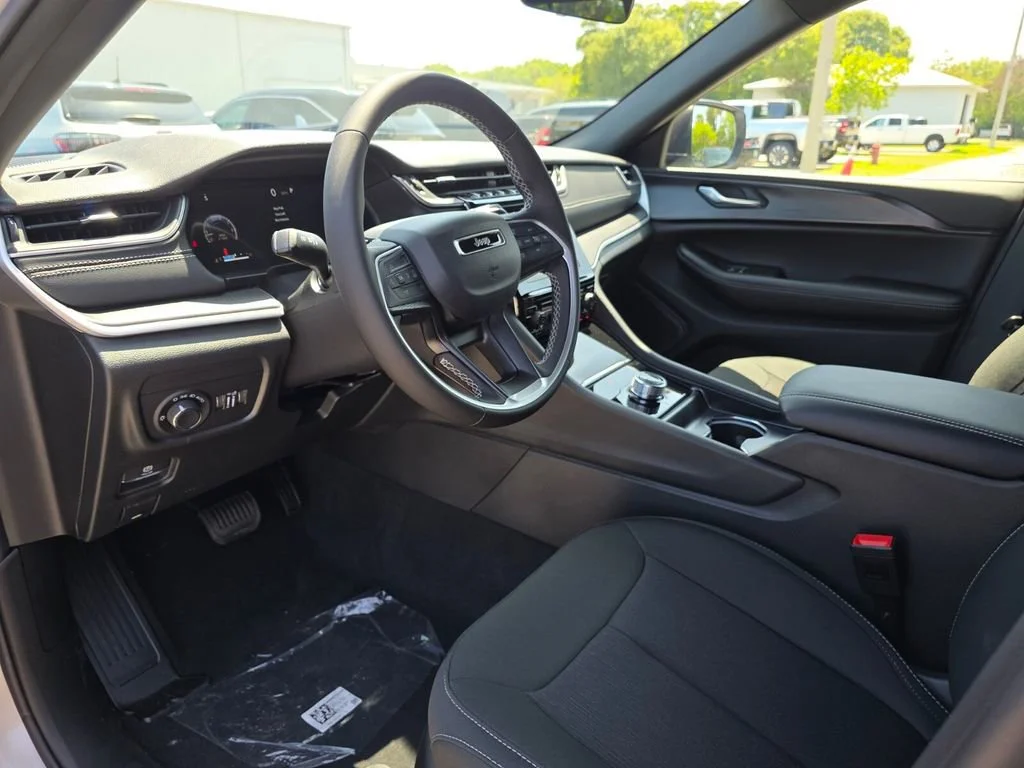 New 2026 Silver Zynith Exterior Paint Jeep Laredo image 13