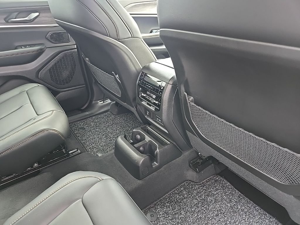 New 2026 Diamond Black Crystal Pearl-Coat Exterior Paint Jeep  image 87