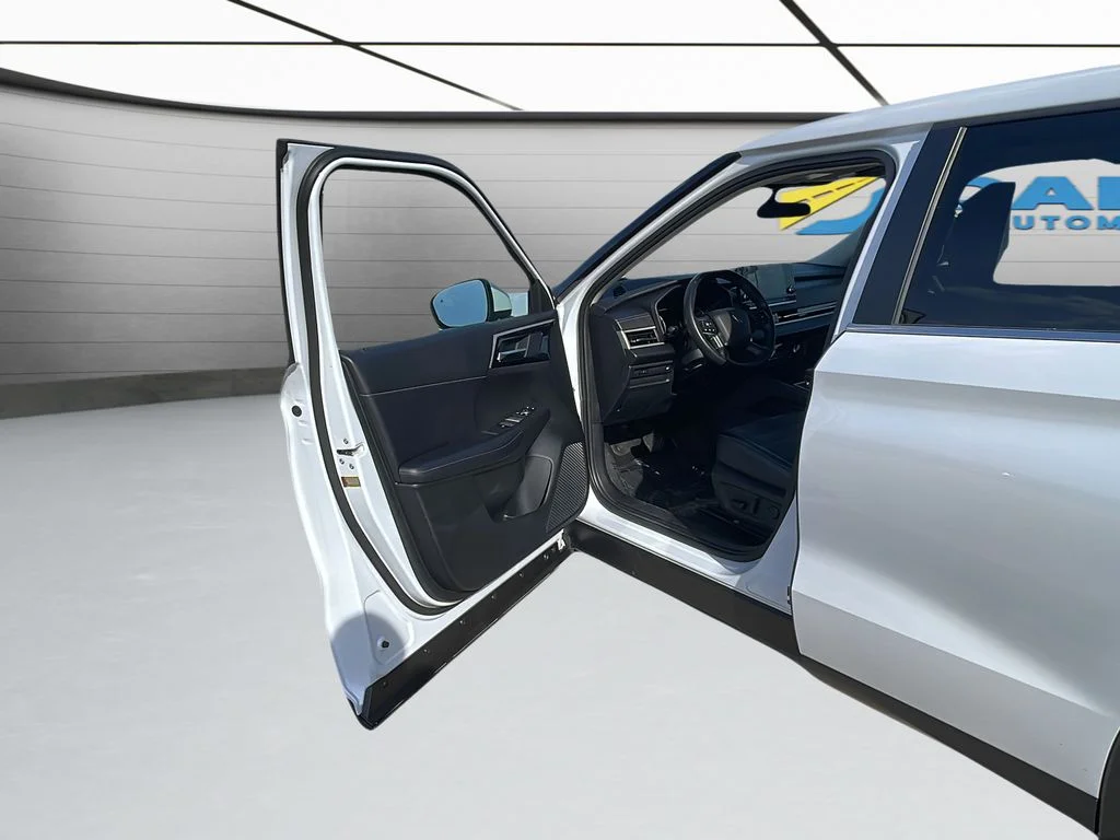 Used 2024 Silver Mitsubishi SE image 35