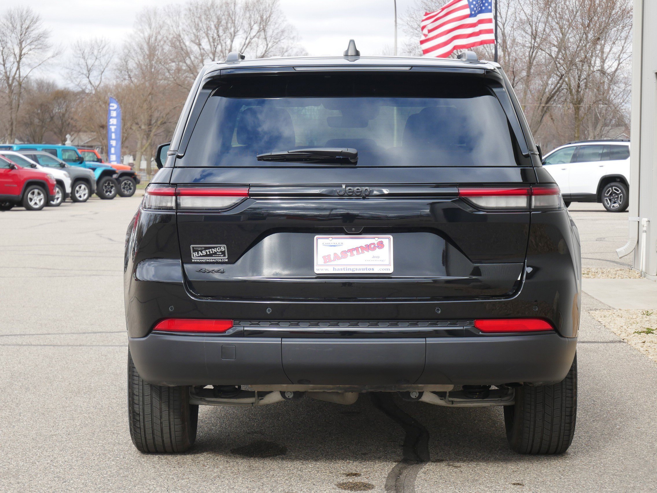 Used 2025 Diamond Black Crystal Pearlcoat Jeep Altitude image 4