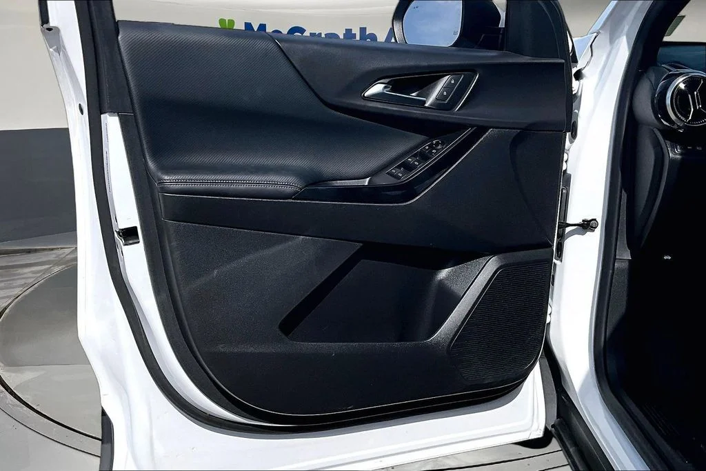 Used 2025 White Chevrolet LT image 23