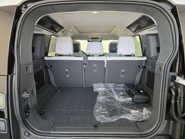 New 2026 Fuji White Land Rover X-Dynamic SE image 14